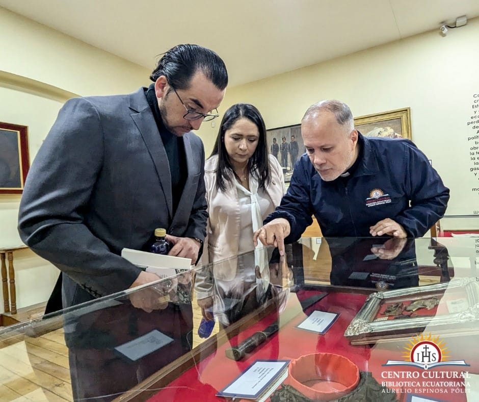 Convenio de cooperación interinstitucional entre la Fundación Biblioteca Ecuatoriana Aurelio Espinosa Pólit y el Instituto Superior Tecnológico Cruz Roja Ecuatoriana
