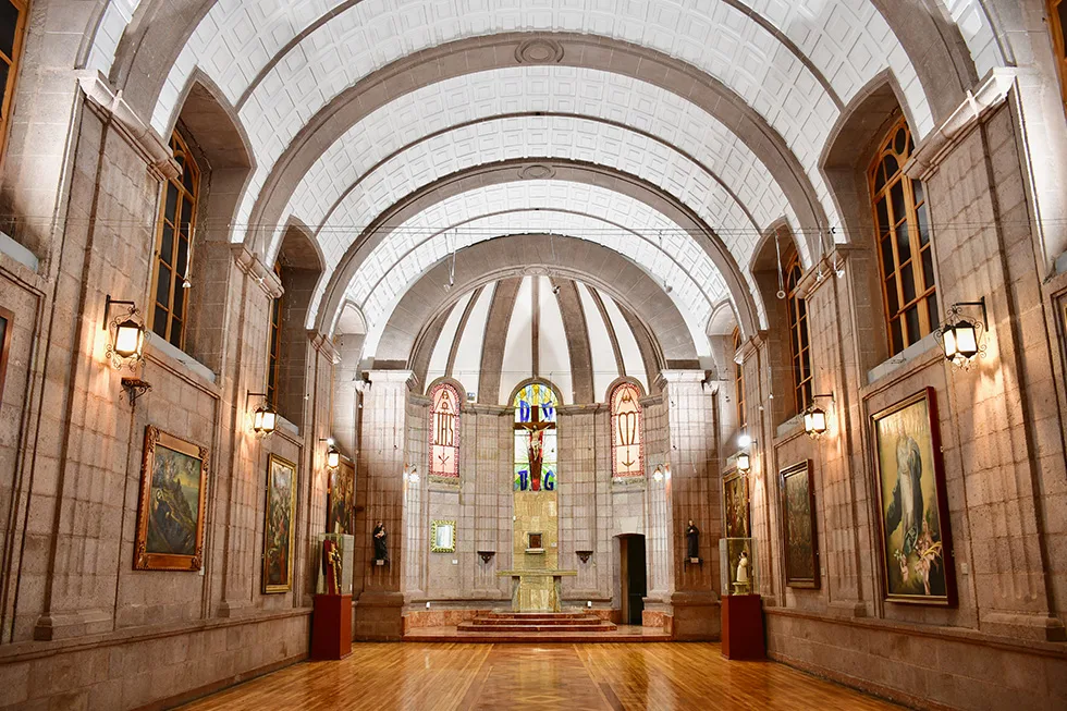 Capilla alquiler centro cultural biblioteca ecuatoriana aurelio espinosa polit